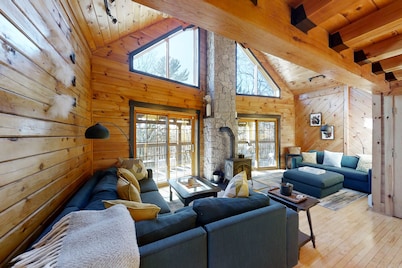 Stunning & Spacious Log Cabin in the Woods