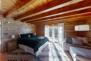 4 slaapkamers, een strijkplank/strijkijzer, internet, beddengoed