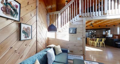 Stunning & Spacious Log Cabin in the Woods