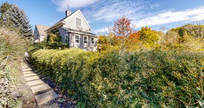 New South Portland Cottage, 10 Minutes to Downtown, Great for Entertaining