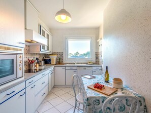 Een microgolfoven, een oven, een vaatwasser, een kinderstoel