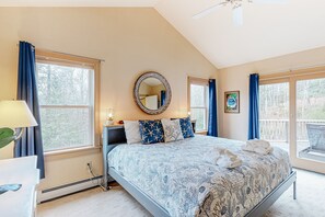 4 bedrooms, desk, iron/ironing board, Internet