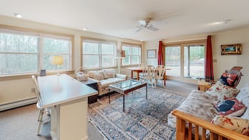 Una televisión, una chimenea, un reproductor de DVD, un futbolín