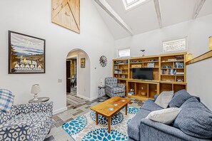 Fernseher, Kamin, DVD-Player, Bücher