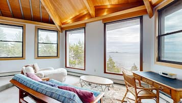 Flat-screen TV, fireplace, DVD player, books