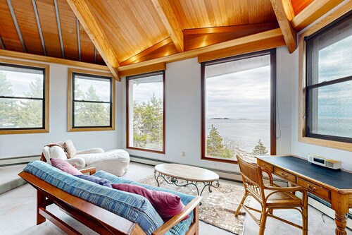 Private Oceanfront Home -- 2 Fireplaces, 4 Decks & Grill, Dog-friendly