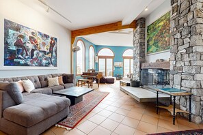 Télévision à écran plat, cheminée, lecteur de DVD, livres