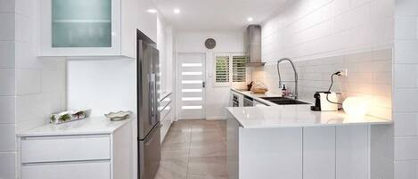 Jääkaappi, uuni, liesi, astianpesukone