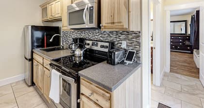 New Riverfront Condo in Sheepscot Harbour - Walk to Famed Seafood Eatery