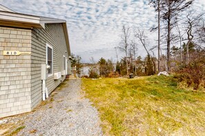Property grounds - Water-view condo at Sheepscot Harbour Resort with deck, full kitchen, and WiFi (Edgecomb)