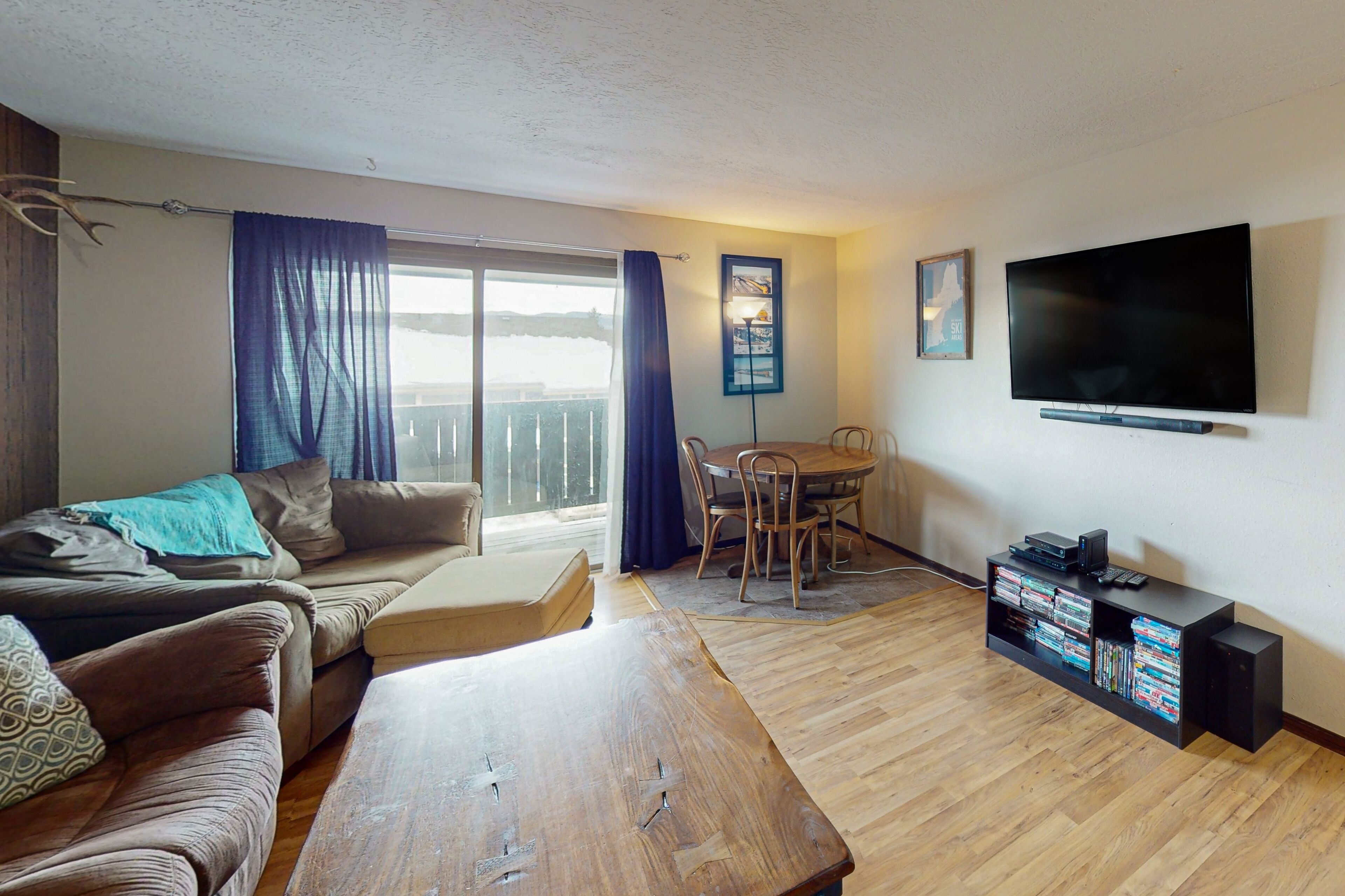 TV, DVD-spiller og stereoanlegg