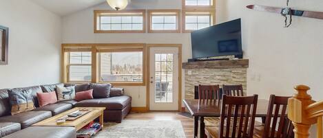 TV de tela plana, lareira, DVD player