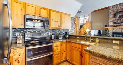 End-Unit Townhome on Shuttle Route w/WiFi/Shared Pool/Hot Tub - 1 Mile to Slopes