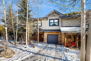 Exterior - End-Unit Townhome on Shuttle Route w/WiFi/Shared Pool/Hot Tub - 1 Mile to Slopes (Keystone)