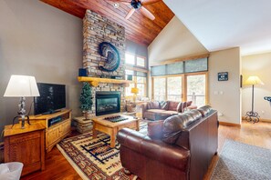 TV, fireplace, books - End-Unit Townhome on Shuttle Route w/WiFi/Shared Pool/Hot Tub - 1 Mile to Slopes (Keystone)