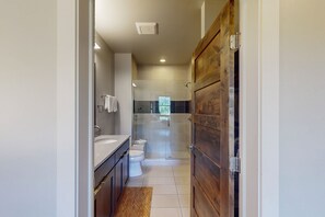 Hair dryer, towels - Brand-New Condo by the Blue River w/WiFi, Deck - Close to Downtown, Ski Resorts (Silverthorne)