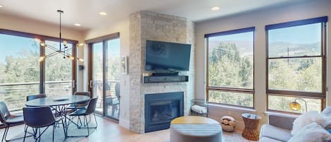Televisión de pantalla plana, chimenea y estéreo