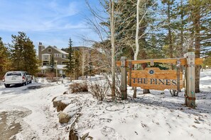 Property grounds - Handsome Condo w/WiFi, Deck, Shared Pool, Hot Tub, & Sauna - 2 Miles to Keystone (Keystone)
