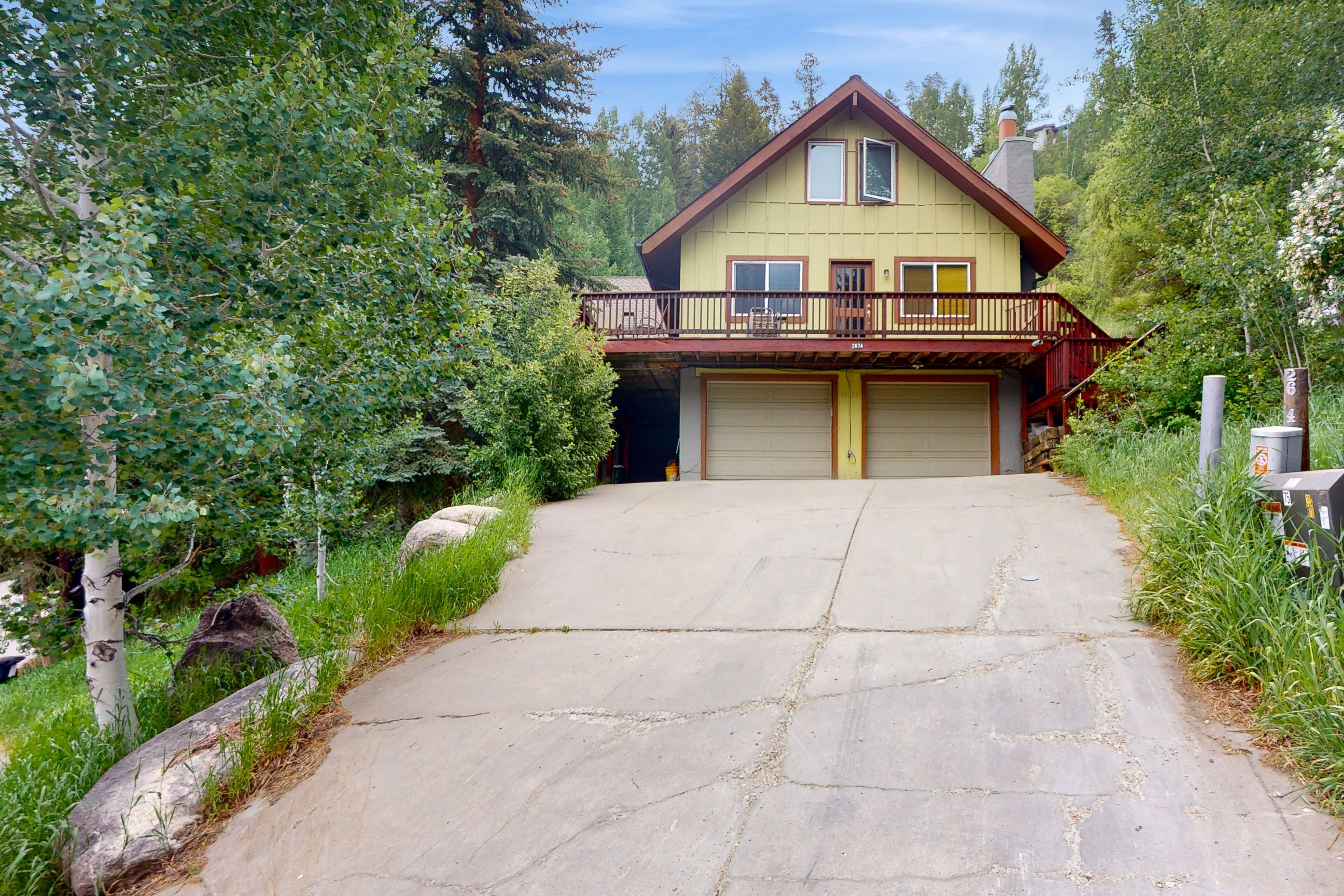 Spacious West Vail condo near shuttle w/ shared hot tub, washer/dryer