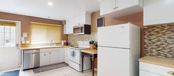 Spacious West Vail condo near shuttle w/ shared hot tub, washer/dryer