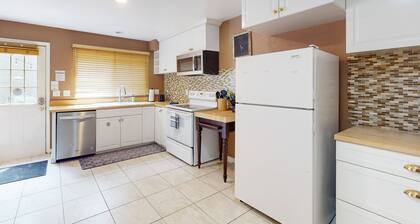 Spacious West Vail condo near shuttle w/ shared hot tub, washer/dryer