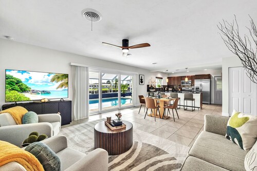 NEW MODERN 3BR / 2BA WATERFRONT HEATED POOL DOCK PATIO DIRECT GULF ACCESS BEACH 