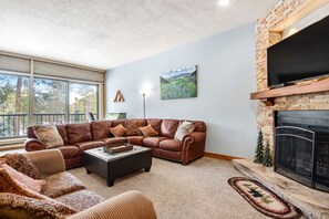 TV, fireplace, DVD player, books - Comfy condo with balcony, fireplace, hot tub, & pool - near Keystone Resort (Keystone)