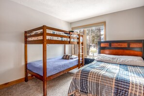 4 bedrooms, internet, bed sheets - Comfy condo with balcony, fireplace, hot tub, & pool - near Keystone Resort (Keystone)