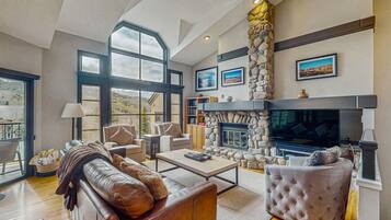 Fernseher, Kamin, DVD-Player, Bücher