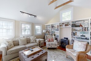 TV, fireplace, books - Historical New England home, outdoor shower , Dog-friendly (Boothbay Harbor)