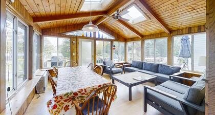 Mill Pond Cottage w/ Kayaks & Boat Launch Access, pet friendly