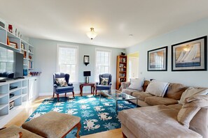 Fernseher, Kamin, DVD-Player, Videothek