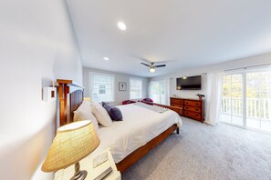 2 bedrooms, desk, WiFi, bed sheets