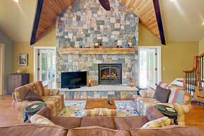 Televisión, chimenea y libros 