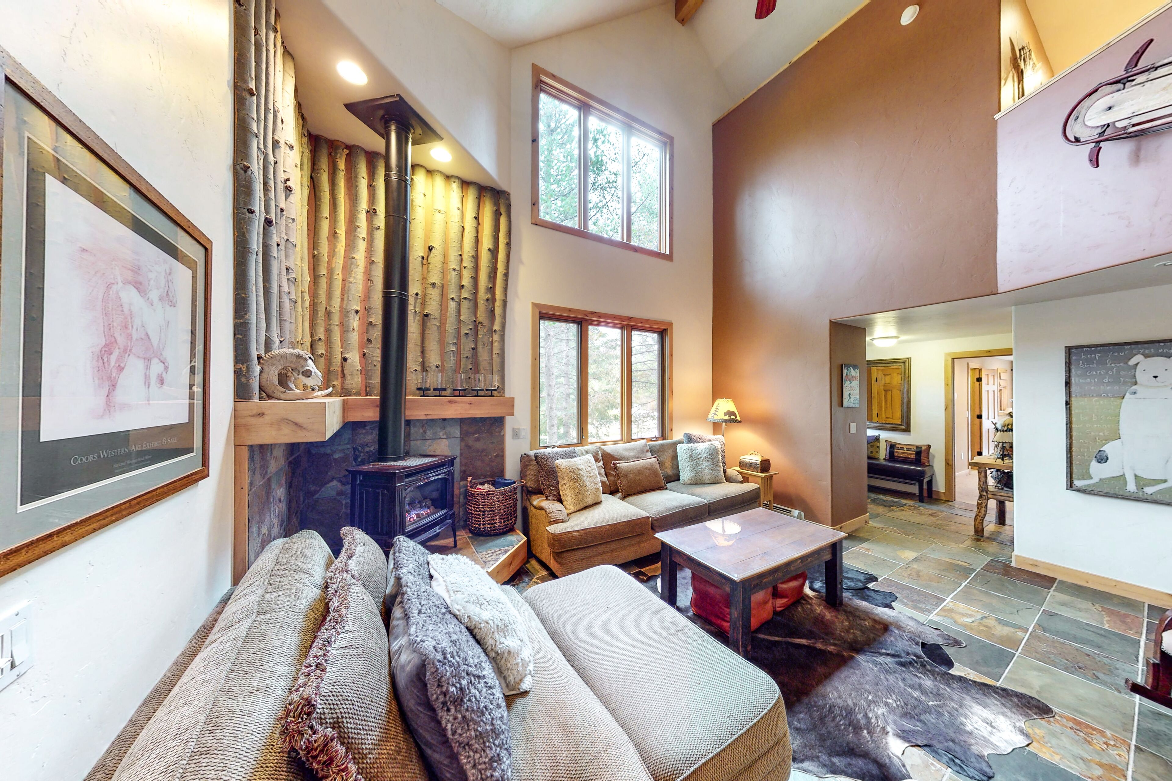 Posh getaway with hot tub and firepit and free WiFi - blocks to Main Street