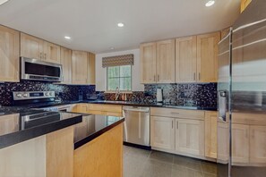 Frigorifero, microonde, forno, piano cottura