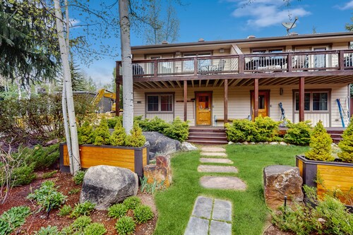 Attractive Condo 1 Mile From Ski Resort w/Deck, Mountain Views, Free WiFi, W/D