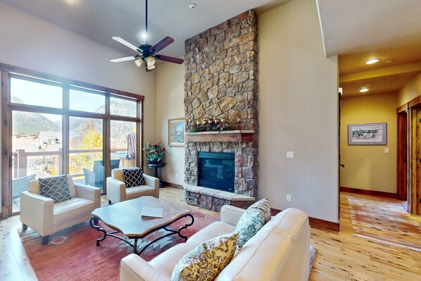 TV, fireplace