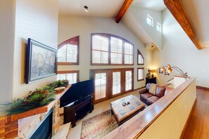 Flat-screen TV, fireplace, DVD player