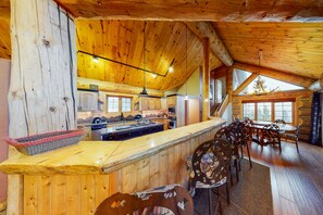 Réfrigérateur, four à micro-ondes, un four, lave-vaisselle