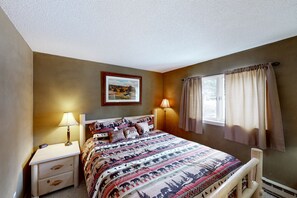 2 bedrooms, iron/ironing board, internet, bed sheets