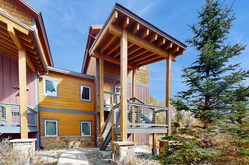 End-Unit Condo w/Beautiful Blue River & Mountain Views, Free WiFi, & Deck