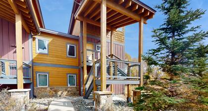 End-Unit Condo w/Beautiful Blue River & Mountain Views, Free WiFi, & Deck