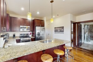 ثلاجة، ميكروويف، فرن، موقد طهي مسطح