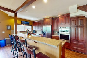 Refrigerador, microondas, horno y lavavajillas 