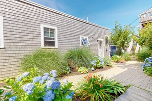 Property grounds - Renovated Waterfront Retreat | Inspiring Views | Walk to Beach, Dining, Shops (Provincetown)