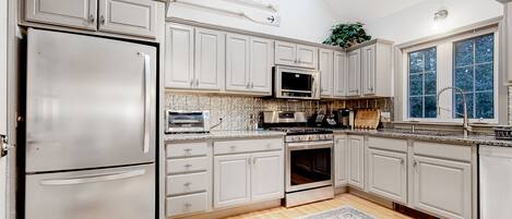 Frigorifero, microonde, forno, piano cottura