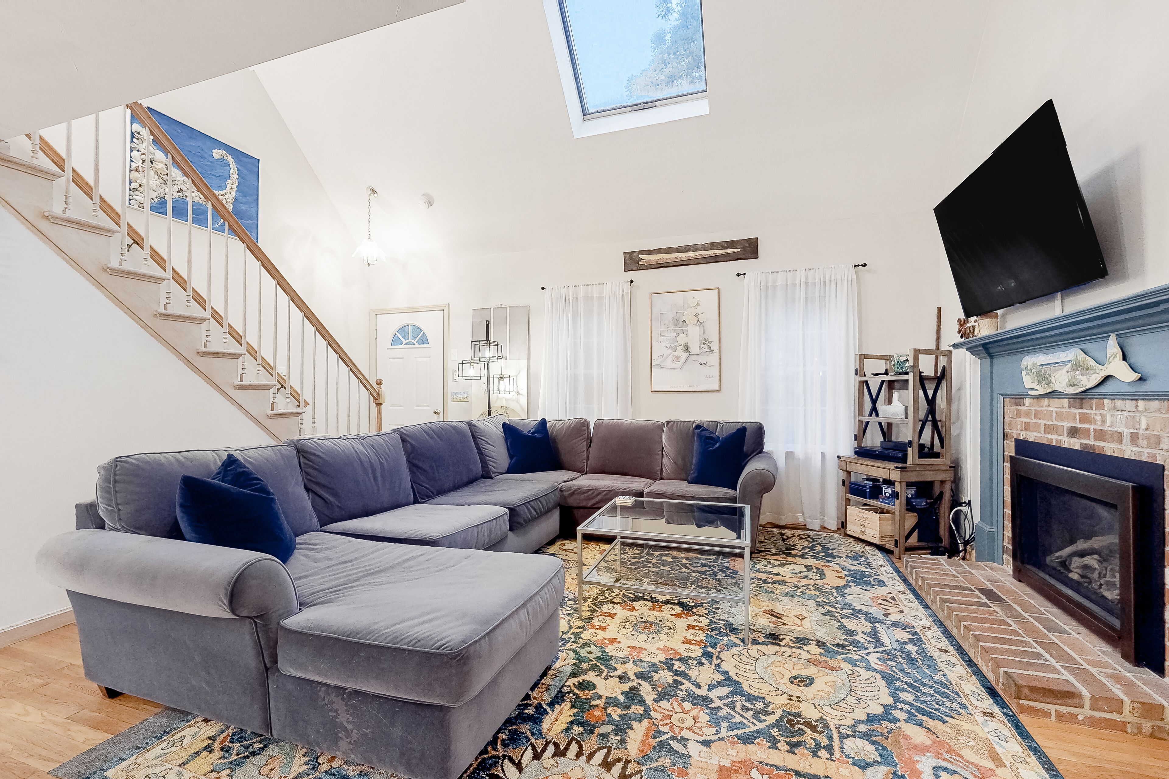 Télévision, cheminée, livres