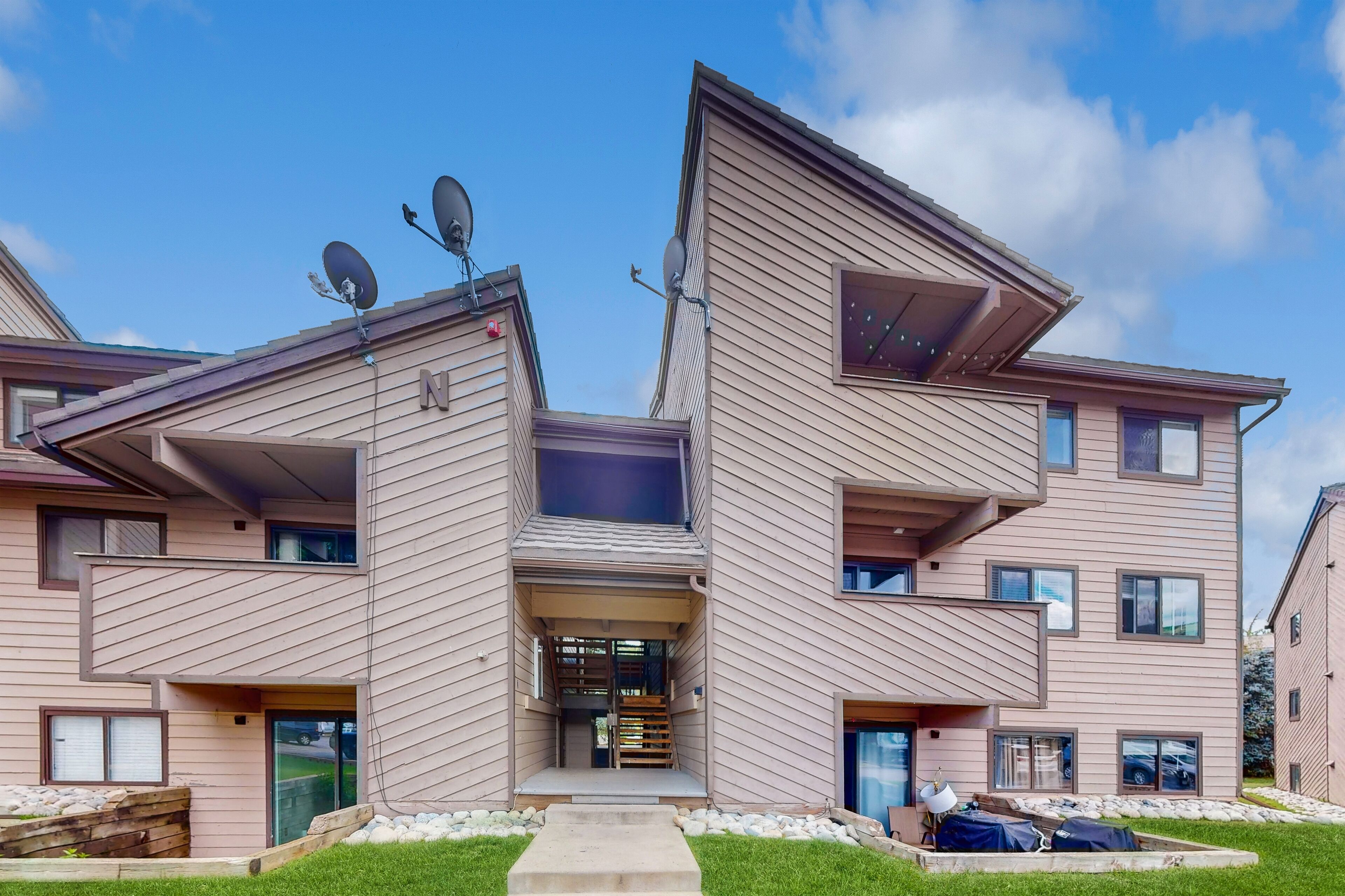 Luxurious Condo w/ Heated Floors, Fireplace & Balcony - Close to Beaver Creek