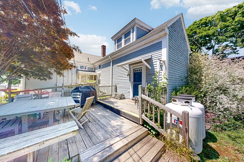 Historic Boothbay Harbor cottage with antique decor, washer/dryer & deck